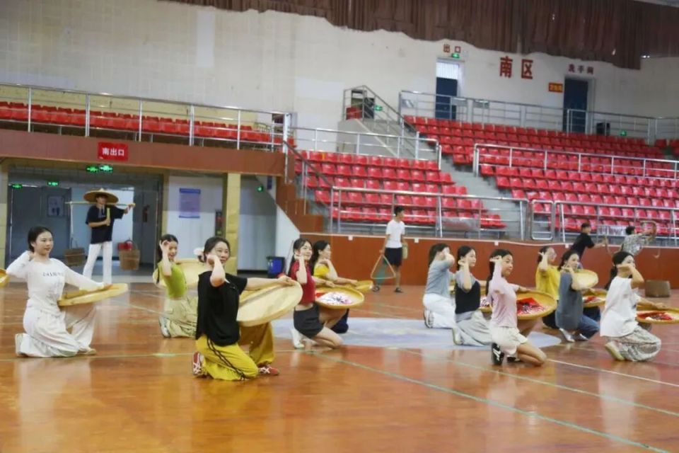 样通行, 在喜迎祖国, 法西斯战争